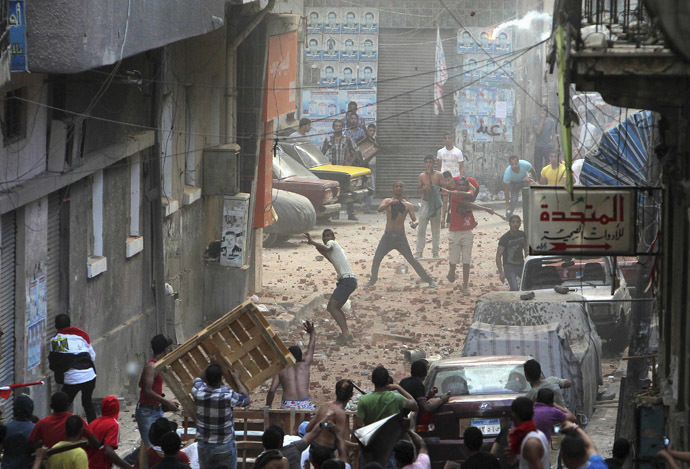 Anti-Morsi protesters
(bottom) and residents of an area in Sidi Gaber, clash in a side
street off a main street where a massive anti-Morsi protest is
taking place, in Alexandria, June 30, 2013. (Reuters)